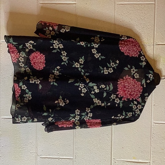 Gorgeous two piece Studio I dainty top with matching jacket for day or evening. - Picture 12 of 12